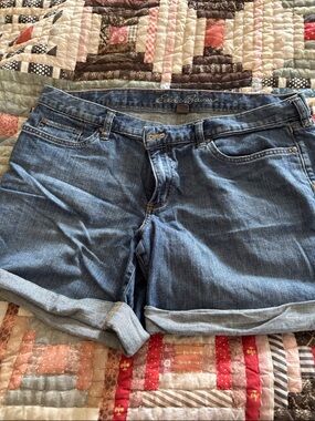 Eddie Bauer Women's Medium Blue Denim Roll-Cuff Shorts